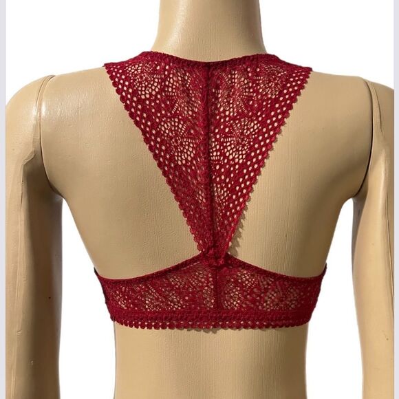 Victoria’s Secret lined lightly padded crochet lace bralette bra Ruby red Medium - Picture 3 of 3